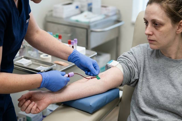 לקיחת דם ממטופלת במרפאה